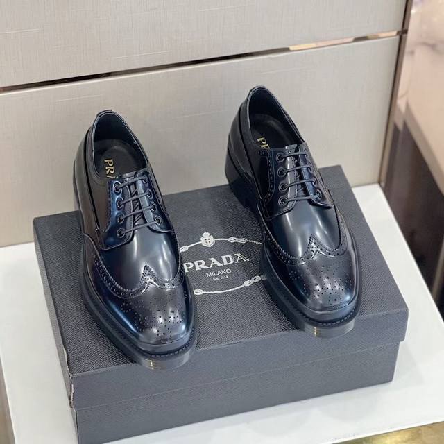 Prada 普拉达 P: Size：38-44 45可定做 新款德比鞋，造型简约时尚，尽显商务风范，原单级牛货，选用意大利进口牛皮，头层水染小牛皮内里，提供舒适